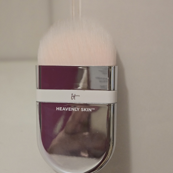 NEW IT Cosmetics Heavenly Skin Brush - One Wonder Sweep - Picture 1 of 3